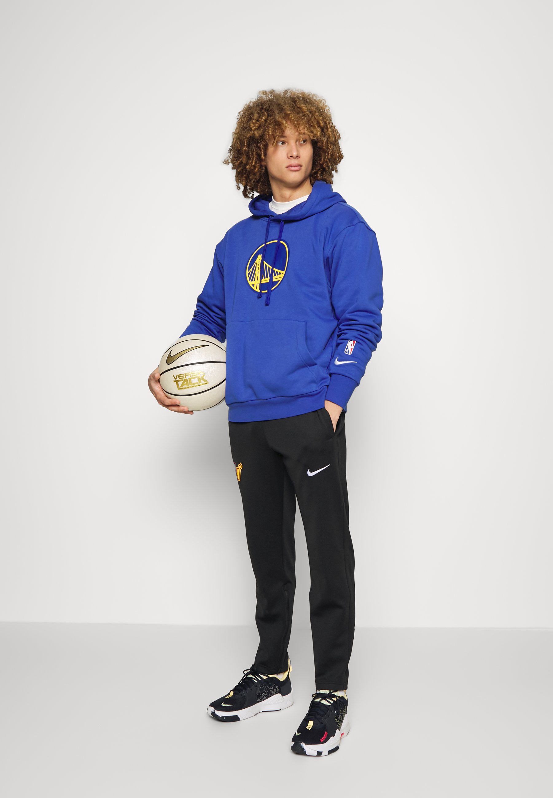 Nike Performance NBA MIAMI HEAT MOMENTS MIXTAPES SHOWTIME PANT -  Jogginghose - black/sundial/white/schwarz - Zalando.ch