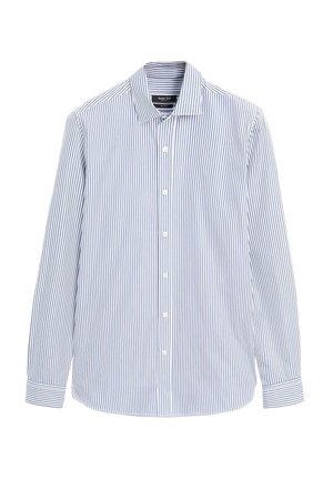 Wit overhemd met lange mouwen, knoopsluiting en dunne verticale marineblauwe strepen, met een klassieke kraag, getoond op een effen witte achtergrond.