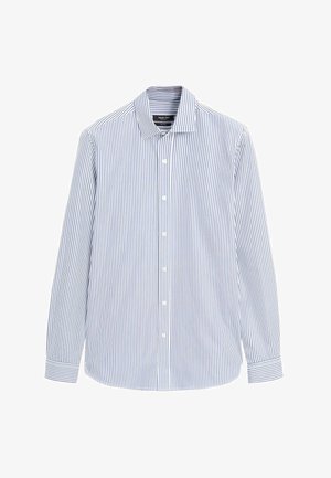 Camicia bianca a maniche lunghe con bottoni, con sottili righe verticali blu navy e colletto classico, mostrata su uno sfondo bianco semplice.