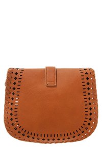 Braune Lederhandtasche mit ausgeschnittenen Details entlang der Kanten, flacher Form, Frontklappe mit Verschluss und glatter Textur.