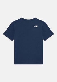 T-shirt de algodão azul marinho com mangas curtas e decote redondo. Apresenta um pequeno logótipo branco na parte superior das costas. Textura suave, ajuste descontraído.