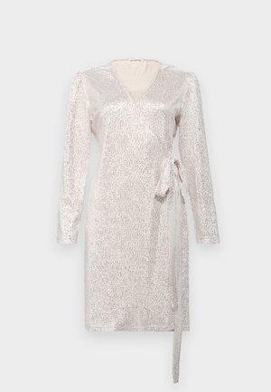 Gara piedurkņu, apvalka stila kleita gaiši rozā krāsā ar atstarojošiem fliteriem, ar savilktu jostasvietu un dziļu V veida dekoltē. Gluda teksturēta auduma.