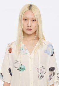 Bimba Y Lola CAPA LAZO CAMALEÓN MARFIL - Camicia - camaleon marfil