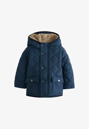 Mørkeblå quiltet børnejakke med hætte, trykknapper, to forlommer med klap og beige fleecefor indeni hætten.
