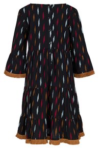 Musta mekko, jossa on kerroksellinen muotoilu ja monivärisiä vinopainantokuvioita punaisena, sinisenä ja oranssina. Hapsureunus ja napitus.