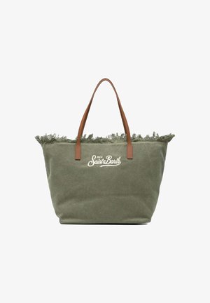 Grand sac cabas vert olive avec bord supérieur effiloché, poignées en cuir marron et logo blanc "MC2 Saint Barth" sur le devant.
