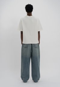 LOW LIGHTS STUDIOS® CHROMATIC - T-shirts med print - ecru