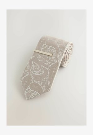 Beige silketørklæde med hvidt paisley-mønster, rullet form og en lys læderholder til slipset, der fremviser tekstureret detalje.