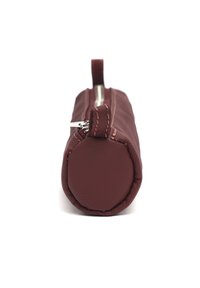 Burgundska cilindrična pernica od teksturirane tkanine, s vrhunskim zatvaračem i petljom za nošenje; sadrži ojačane šavove i zaobljenu osnovu.