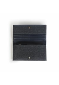 Cartera negra texturizada con cierre a presión, múltiples compartimentos para tarjetas y un compartimento con cremallera en el interior para un almacenamiento seguro.