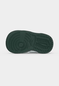 Σόλα παπουτσιού Nike σε σκούρο πράσινο με κυκλικά και ορθογώνια σχέδια πέλματος και λογότυπο Nike ανάγλυφο στη μέση.