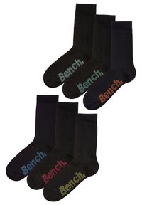 Vier paar zwarte katoenen sokken, elk met het "Bench." logo in verschillende kleuren: lichtblauw, rood, groen en oranje. Klassiek crew ontwerp.