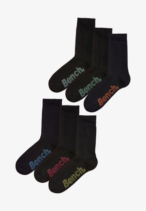 Vier Paare schwarze Baumwollsocken, jeweils mit dem "Bench."-Logo in verschiedenen Farben: hellblau, rot, grün und orange. Klassisches Crew-Design.