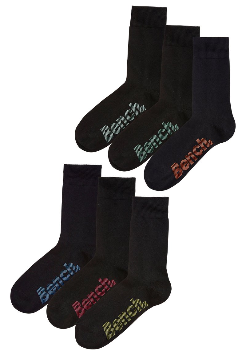 Vier paar zwarte katoenen sokken, elk met het "Bench." logo in verschillende kleuren: lichtblauw, rood, groen en oranje. Klassiek crew ontwerp.