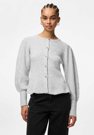 Cardigan en tricot gris avec un col rond, texture côtelée et manches bouffantes. Il comporte cinq boutons métalliques à l'avant et un ourlet légèrement évasé.