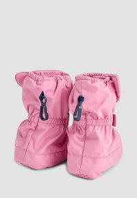 Botas rosas impermeables con parte superior elástica, que cuentan con herrajes en azul marino y una textura suave, diseñadas para facilitar su uso y ofrecer comodidad.