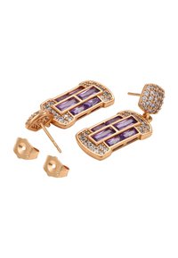 Cercei aurii cu pietre prețioase violet, având un design rectangular, accentuați cu mici pietre strălucitoare clare. Include spatele cerceilor asortate.