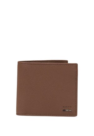 Portafoglio bifold in pelle marrone strutturata con piccolo nome del marchio a rilievo e tre dettagli a barre colorate nell'angolo in basso a destra.
