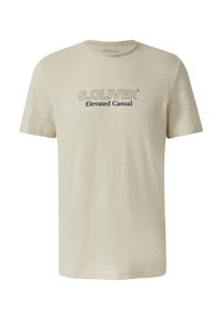 Cremfarbenes S.Oliver T-Shirt mit kurzen Ärmeln. Verfügt über kontrastierenden schwarzen Text mit der Aufschrift "S.OLIVER Elevated Casual" auf der Vorderseite.