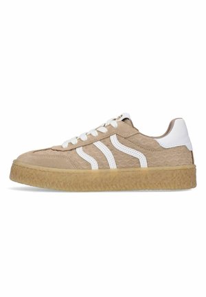 Beige lage sneaker met patroonstof, gumzool, witte veters, witte hielpatch en twee witte golvende zijstrepen.