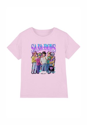 Hellrosa T-Shirt mit farbenfrohem Motiv von fünf animierten jungen Männern unter dem fetten Text „SAJA BOYS“ in Lila und Blau.