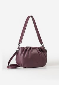 Lila Lederhandtasche mit gerafftem Design, einem einzelnen Schulterriemen und einem verstellbaren Umhängegurt. Mit silbernen Hardware-Akzenten ausgestattet.