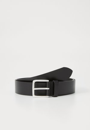 Cinturón de cuero negro con textura suave, con hebilla de metal plateado y punta afinada. Diseño sencillo, versátil para diversos conjuntos.
