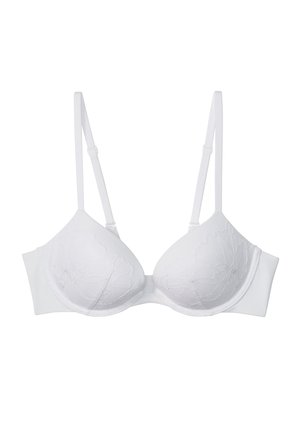 Witte gewatteerde bh met verstelbare bandjes en bloemenkantdetails op de cups, weergegeven tegen een effen witte achtergrond.