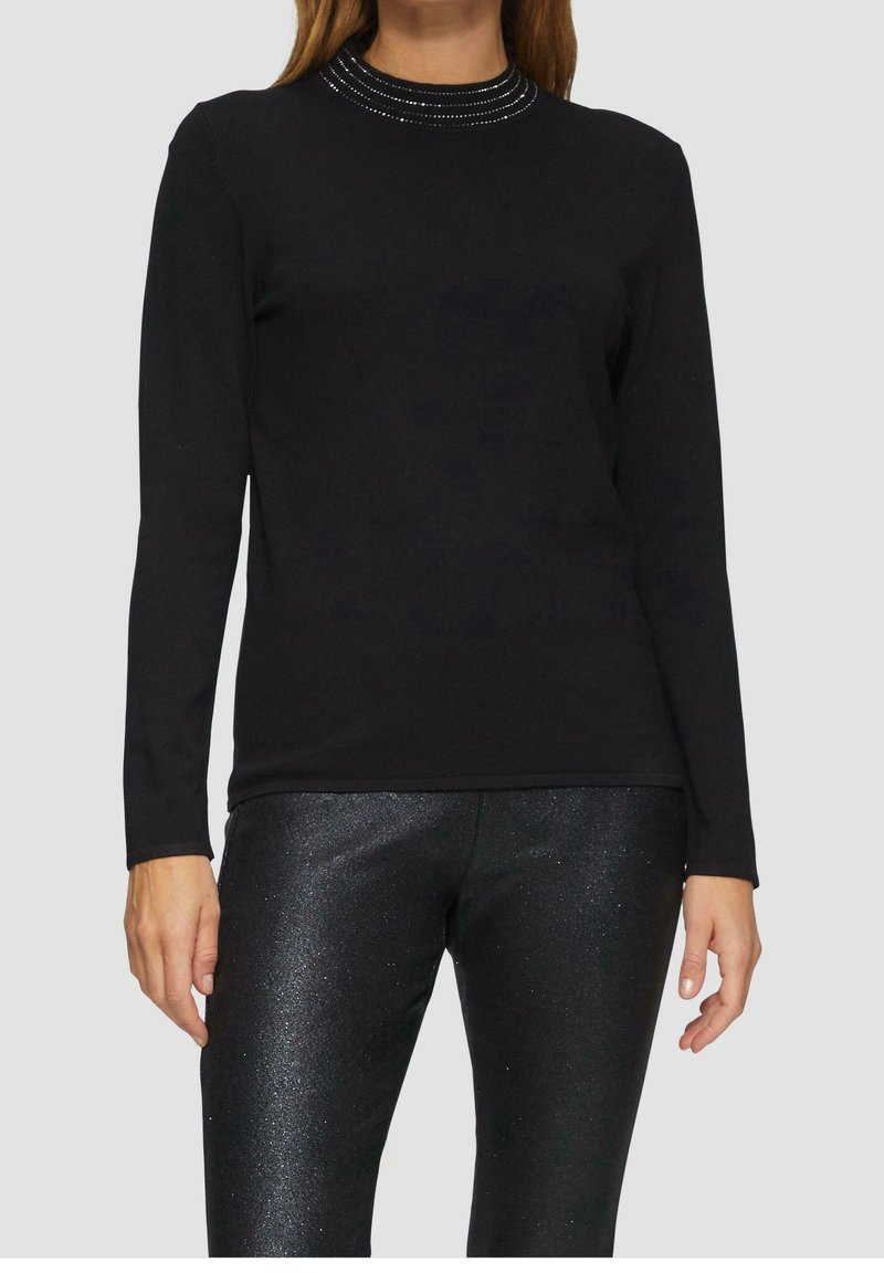 Zwarte top met lange mouwen en een gestructureerde, ge beadsde halslijn. Gladde stof, aansluitend ontwerp, gecombineerd met glinsterende zwarte broek voor extra glans.