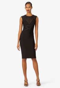 Schwarzes Bodycon-Kleid mit einer enganliegenden Silhouette, das horizontale Rippstrukturen und durchsichtige Einsätze am Oberteil aufweist. Knie-lange Ausführung.