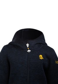 Felpa con zip di colore blu scuro, realizzata in un tessuto strutturato, con un logo giallo sul petto e cappuccio con lacci.