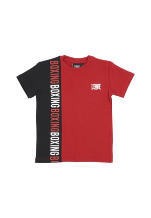T-shirt à manches courtes rouge et noir, avec le texte « BOXING » répété sur un panneau noir et un petit logo Leone sur la poitrine.