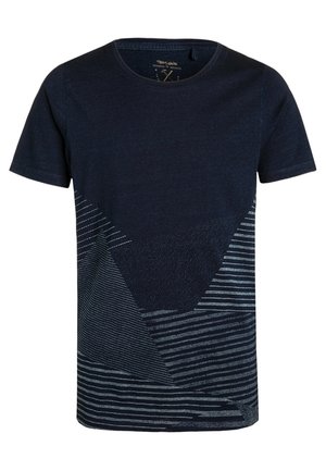 T-shirt bleu marine à manches courtes avec motifs géométriques bleu clair et rayures horizontales sur la moitié inférieure.