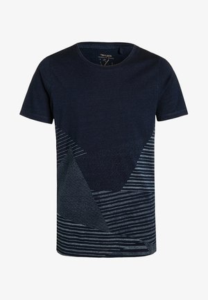 T-shirt bleu marine à manches courtes avec motifs géométriques bleu clair et rayures horizontales sur la moitié inférieure.