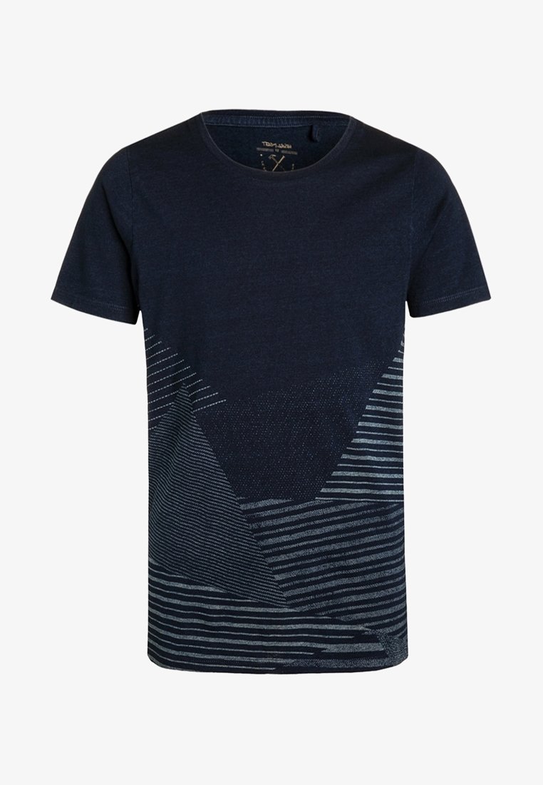 T-shirt bleu marine à manches courtes avec motifs géométriques bleu clair et rayures horizontales sur la moitié inférieure.