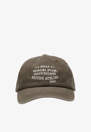 Casquette de baseball vert olive en coton avec une visière courbée, ornée d'un texte blanc brodé : "2011 GOOD FOR NOTHING BRITISH ATELIER MMXI."