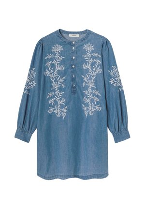 Tunique en denim bleu avec des motifs floraux brodés blancs. Manches longues bouffantes et fermeture à boutons sur le devant. Texture douce et ourlet arrondi.