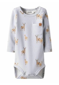 Bodysuit azzurro chiaro a maniche lunghe realizzato in morbido tessuto, con un motivo a cervi ripetuto e una tasca frontale con etichetta marrone.