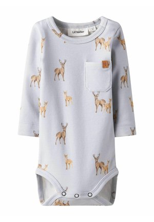 Lysblå langærmet bodysuit lavet af blødt stof, med et gentaget hjorte mønster og en frontlomme med en brun label.