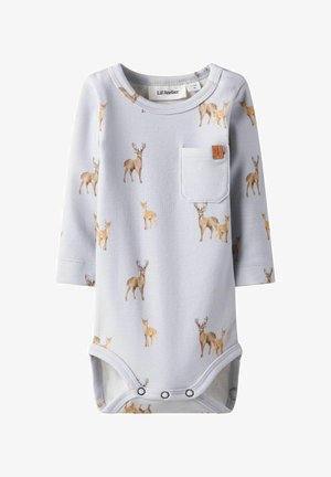 Bodysuit à manches longues bleu clair en tissu doux, avec un motif de cerfs répété et une poche avant avec une étiquette marron.