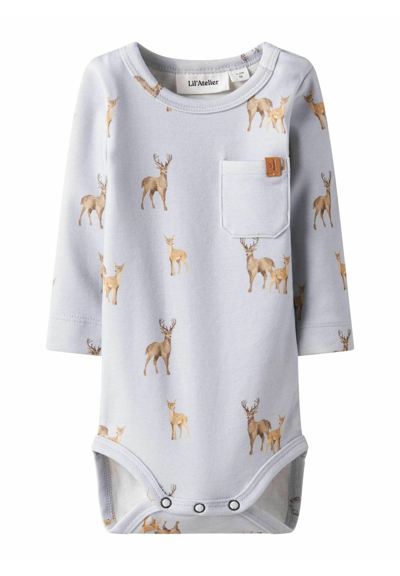 Bodysuit azzurro chiaro a maniche lunghe realizzato in morbido tessuto, con un motivo a cervi ripetuto e una tasca frontale con etichetta marrone.