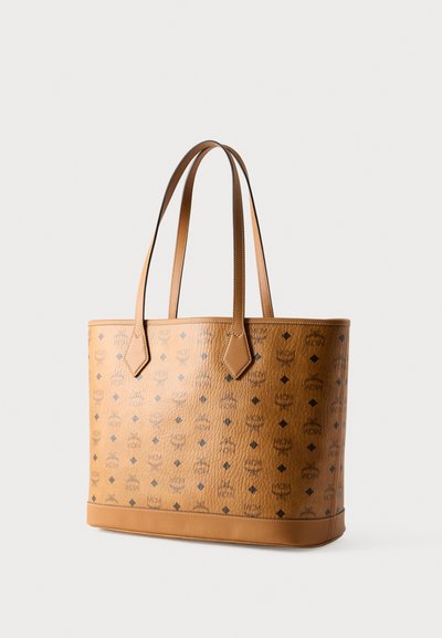 Τσάντα tote από ταμπά δέρμα με υφή, με συνολικό μοτίβο λογότυπου σε μαύρο χρώμα, δύο επίπεδες λαβές και δομημένο σχήμα.