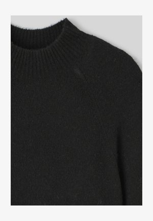 Pull en maille noir avec un col rond côtelé, une texture douce et des coutures droites, présentant un design simple sans embellissements.