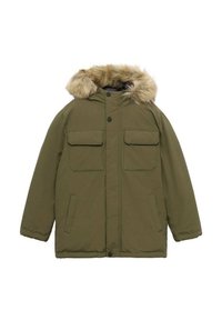 Giacca invernale verde oliva con cappuccio foderato in pelliccia, due tasche a patta sul petto, due tasche laterali e chiusura frontale con bottoni a pressione.