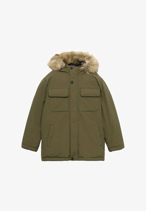 Olivno zeleni zimski jopi s kapuco obloženo z naravno dlako, z dvema žepoma na prsih, dvema stranskima žepoma in sprednjim gumbom za zapiranje.