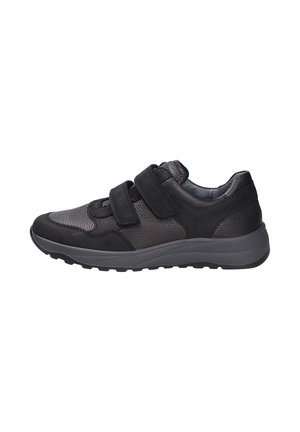Schwarze Sneakers mit einem oberen Teil aus strukturiertem Leder und glattem Wildleder, einer gepolsterten Sohle und zwei Velcro-Riemen für einen sicheren Sitz.