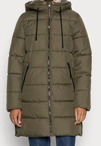 Giacca a vento imbottita verde oliva con cappuccio, dotata di chiusura con zip, tasche frontali con zip nera e texture trapuntata in tutto il capo.