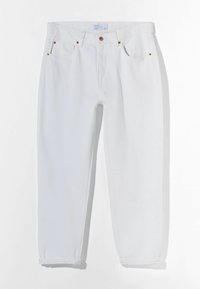 Jeans blancos de denim con diseño de pierna recta, que cuentan con cinco bolsillos, remaches de cobre y un cierre de botón en la cintura.