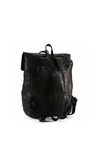 Mochila de cuero negro con textura lisa, correas ajustables y asa superior; cuenta con cierre de cremallera y bolsillo lateral.