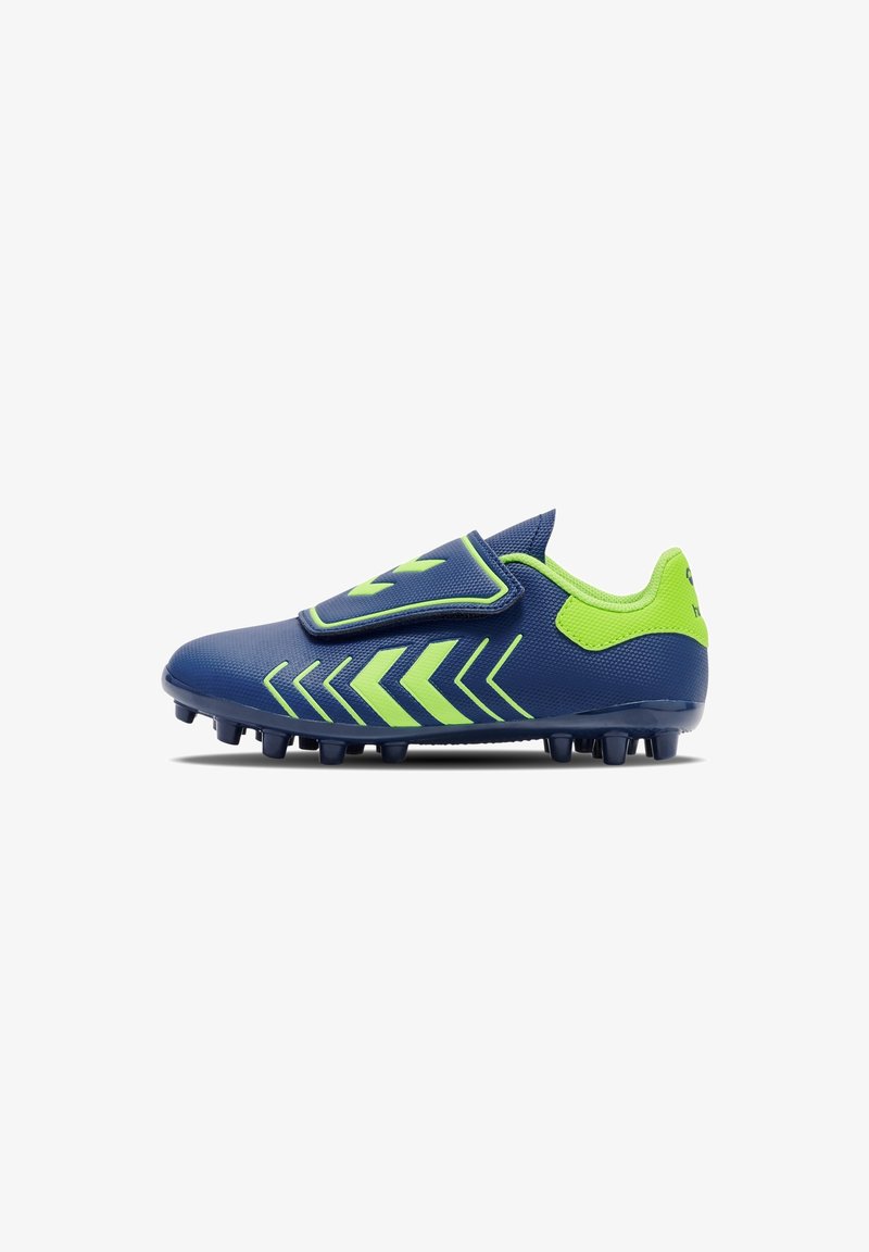 Botín de fútbol azul con un acabado texturizado, que cuenta con una correa verde neón y un patrón de zigzag en el costado, diseñado para tracción con una suela con tacos.
